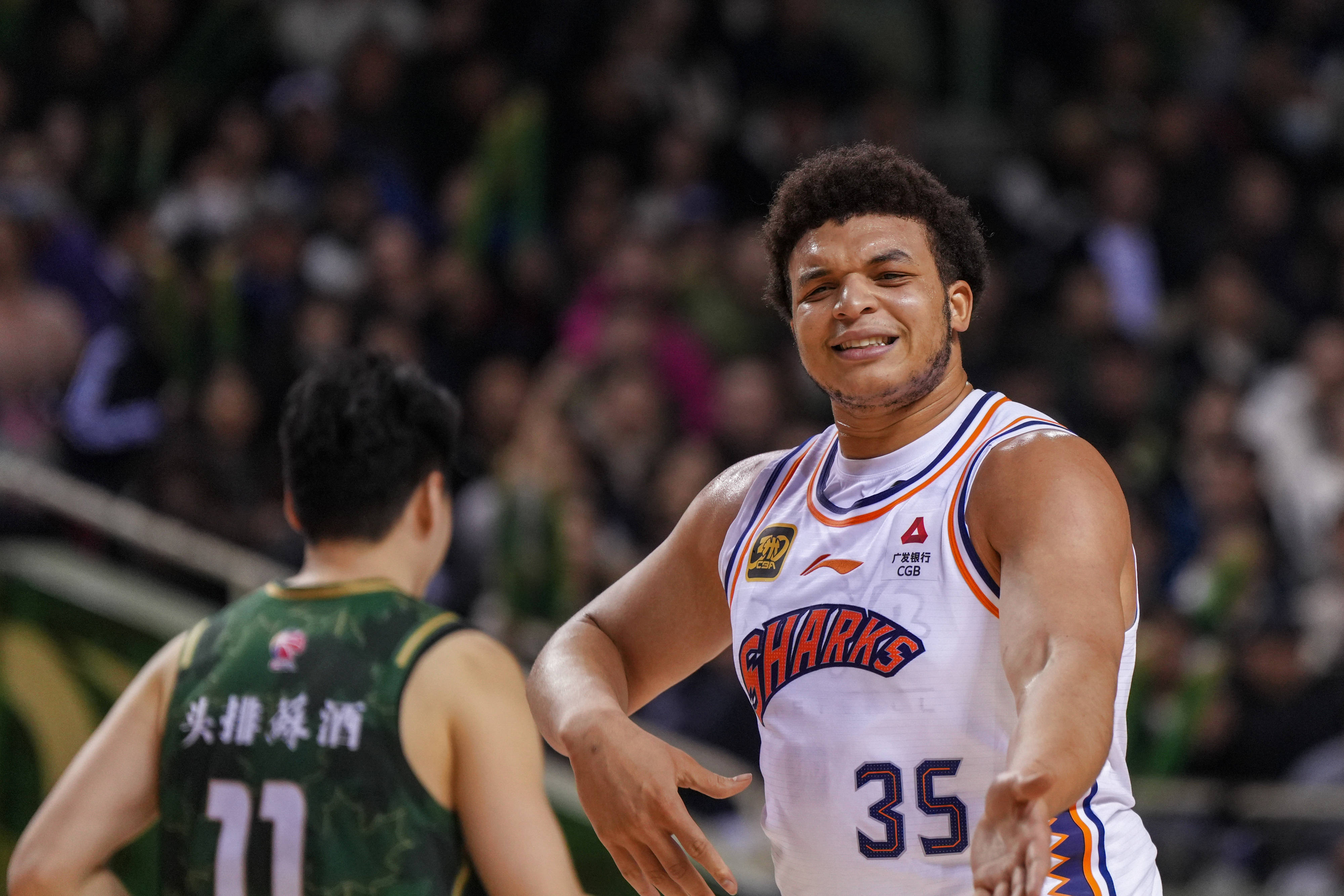 香港足球_34分大胜香港足球!洛夫顿15+11+8 上海终结广东9连胜