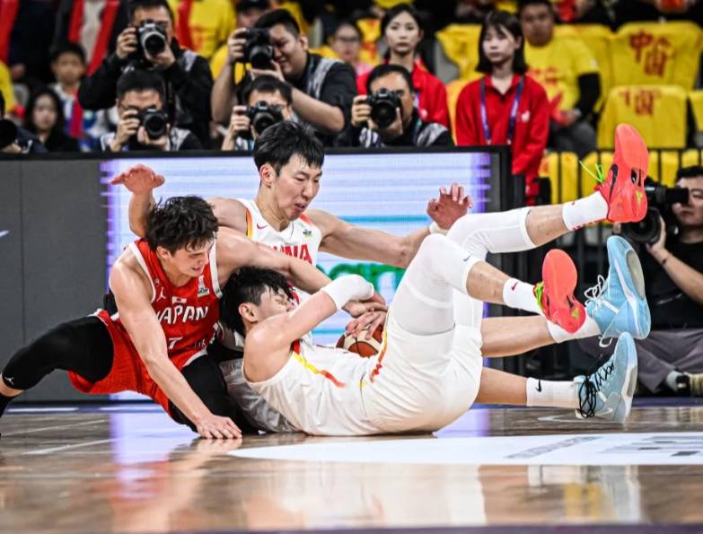 青少年代表隊_42分大胜青少年代表隊!亚预赛中国男篮复仇日本 赵睿16+8+5