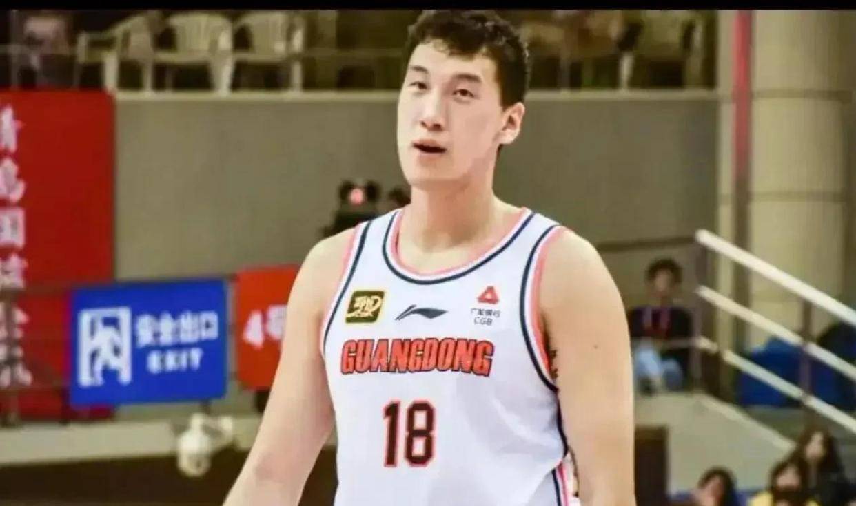 足球罚牌数_正式官宣足球罚牌数，广东男篮VS上海G3开球时间敲定CCTV5直播杜峰变阵争胜