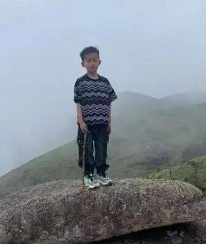 皇冠2登录welcome_2只搜救犬受伤皇冠2登录welcome!发现福建8岁失踪男孩的脚印和糖纸?搜救人员回应