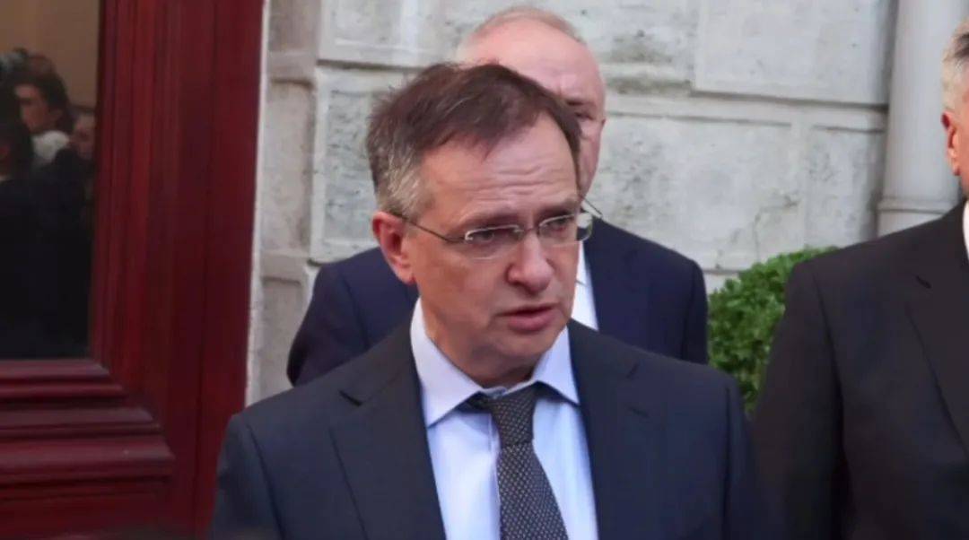 皇冠信用网结算日_没等到普京皇冠信用网结算日，泽连斯基走了！乌方代表团迟到，俄方：继续等！关于谈判，特朗普最新发声……