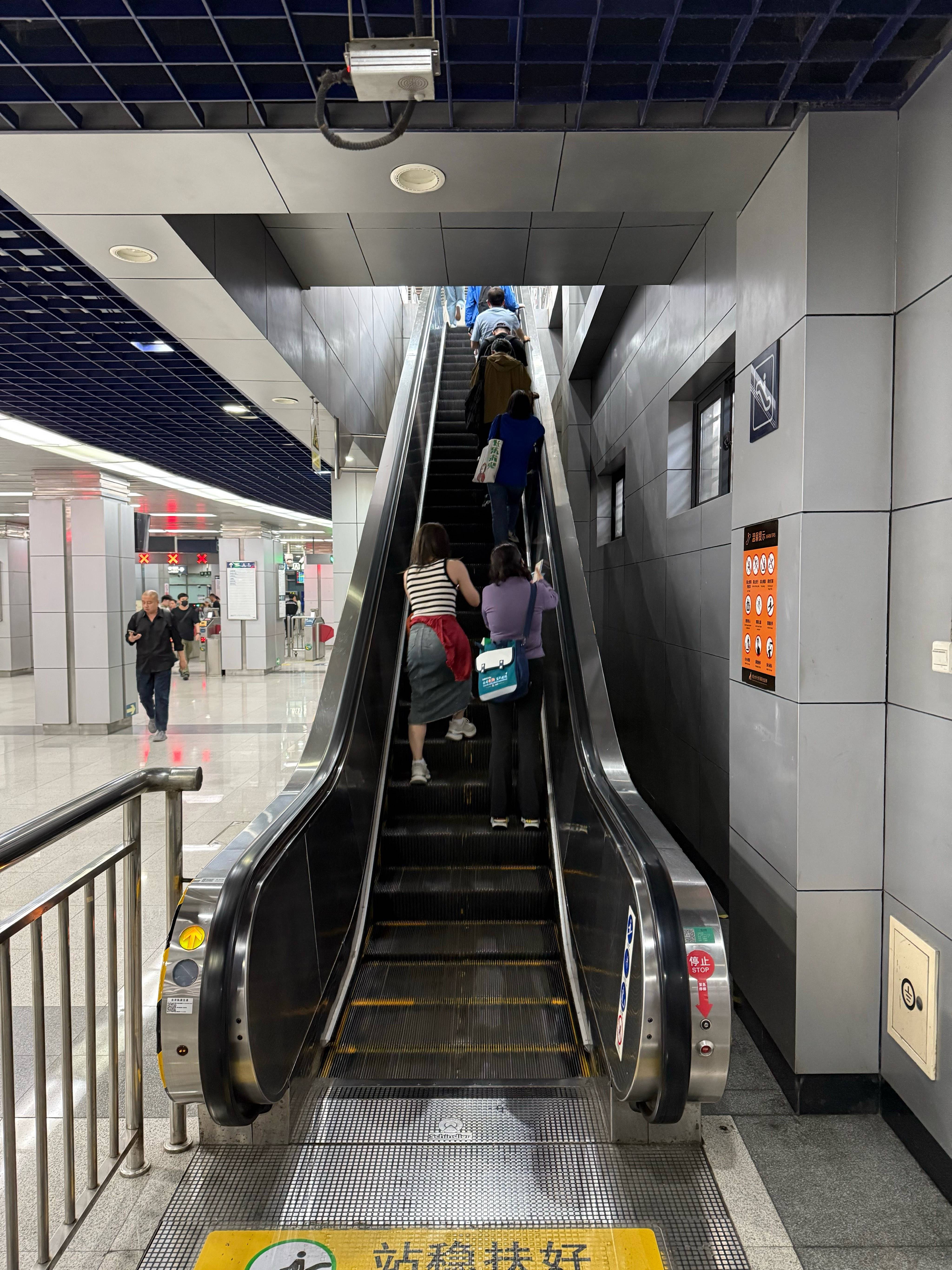 正版皇冠信用网出租_不必“左行右立”正版皇冠信用网出租!北京地铁扶梯上多了两只黄色脚印