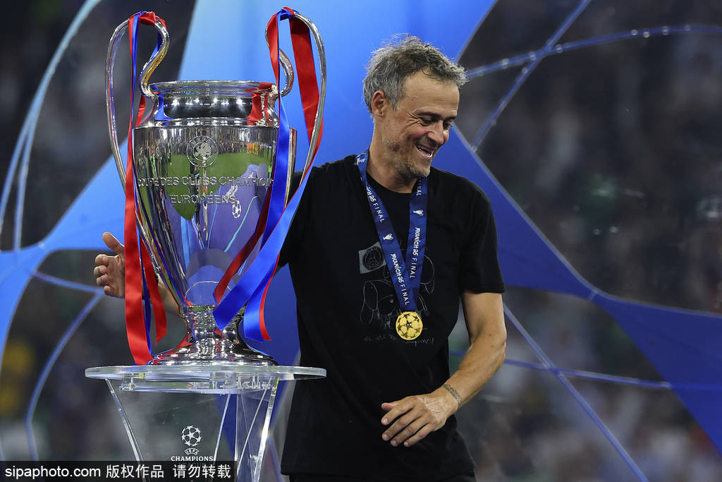 如何代理皇冠信用网_泪目如何代理皇冠信用网!恩里克穿印有女儿插旗图案的衣服 她在9岁时因病去世