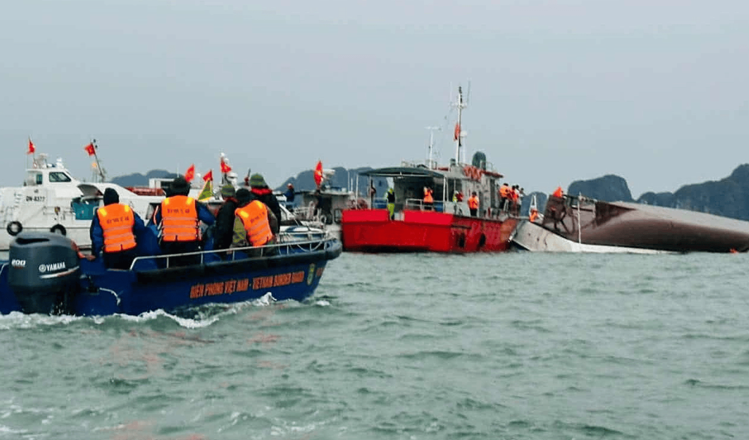 皇冠信用網押金多少_雷暴突袭!越南游船倾覆已致34死皇冠信用網押金多少,有男孩4小时后获救,山峰被雷电击中起火