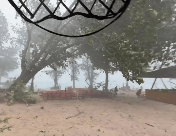 皇冠信用网代理_中国女游客被砸身亡!女儿崩溃:原定明天回国皇冠信用网代理,刚退休的年纪,意外先到了!