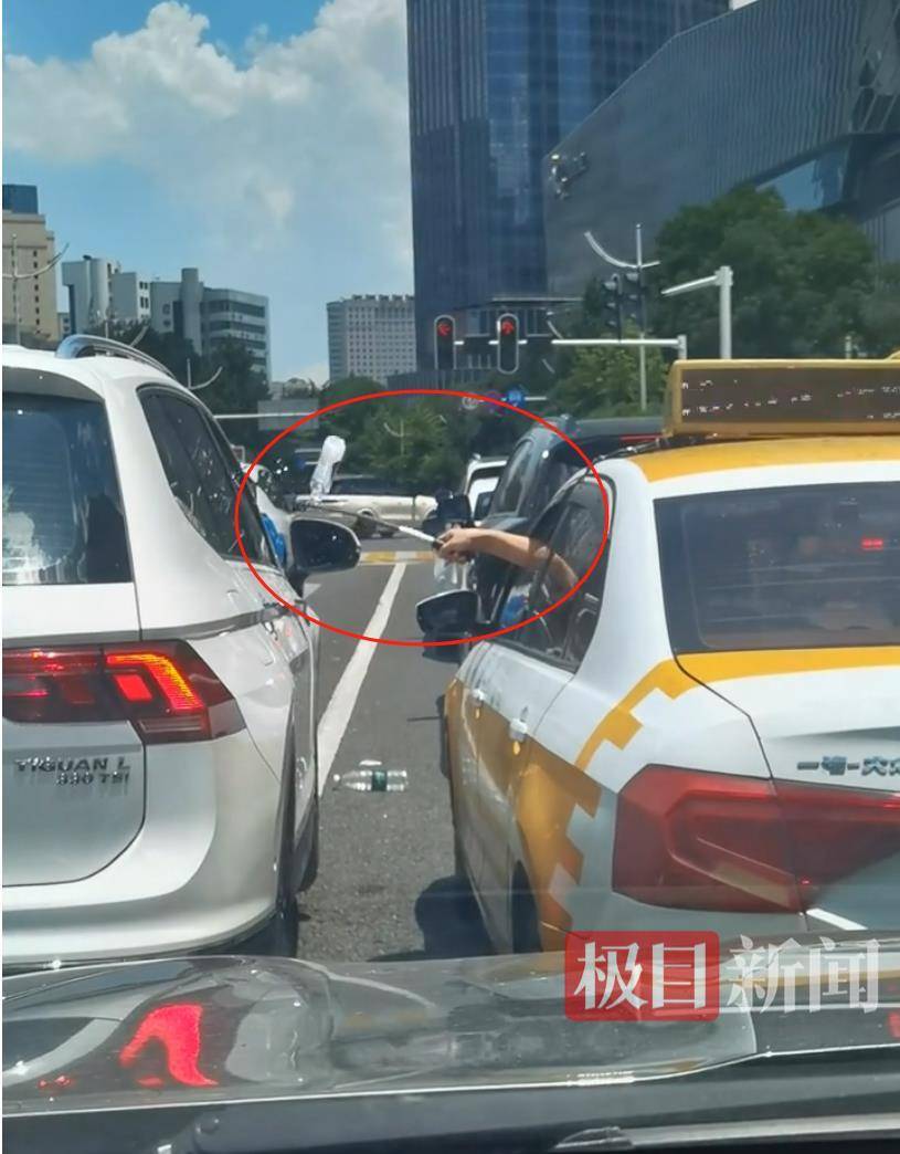 皇冠信用网登2
_汉口街头发生不和谐一幕:白色汽车有人向出租车泼水皇冠信用网登2
,的哥挥舞甩棍击破白车玻璃……