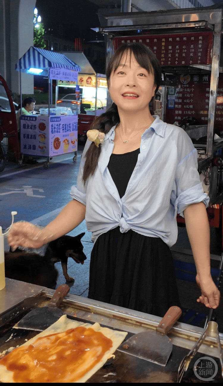 奥地利联赛
_失去双腿的她在夜市摆摊 成奥地利联赛
了夜市里的“团宠”
