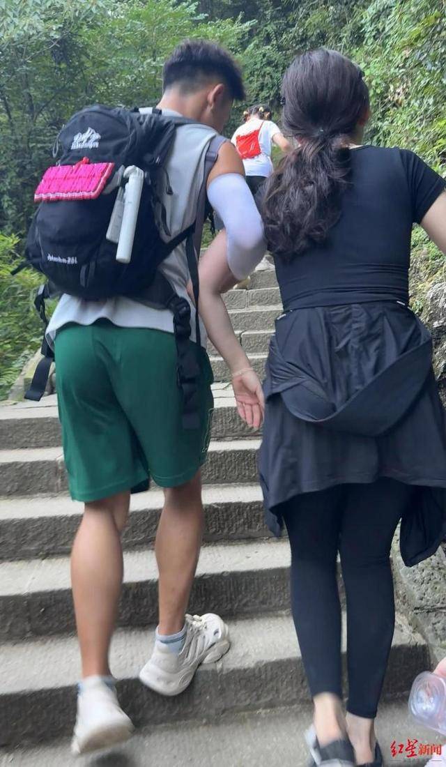 卡托利卡Vs科布雷索_揭秘峨眉山陪爬团队:已陪爬千名游客九成为女性卡托利卡Vs科布雷索,不会主动拉背扛抱,主要保障安全