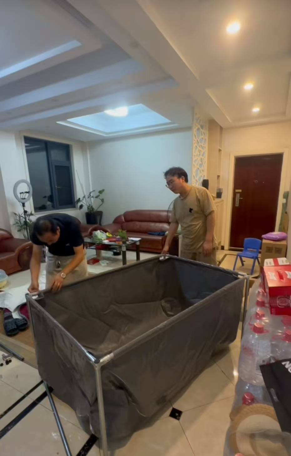 西班牙足协乙组联赛_“父母的爱不会变!”丈夫深夜下班拼鱼缸公公帮忙西班牙足协乙组联赛,妻子:父母支持爱好,住一起很和睦