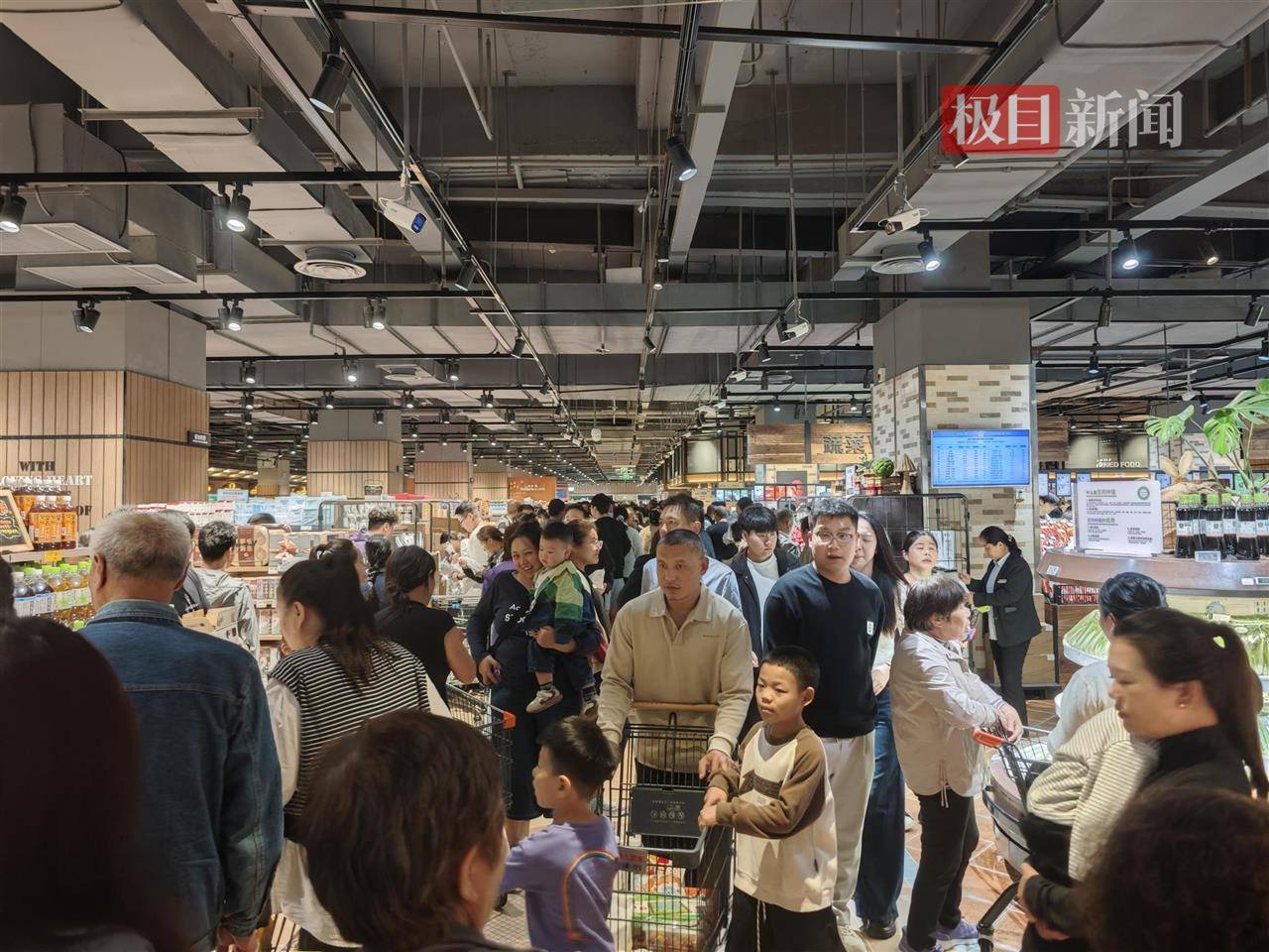 皇冠信用网会员申请_中秋夜的新乡胖东来能有多少人?多个收银口排起长队皇冠信用网会员申请,有顾客举着购物篮在人群中穿行