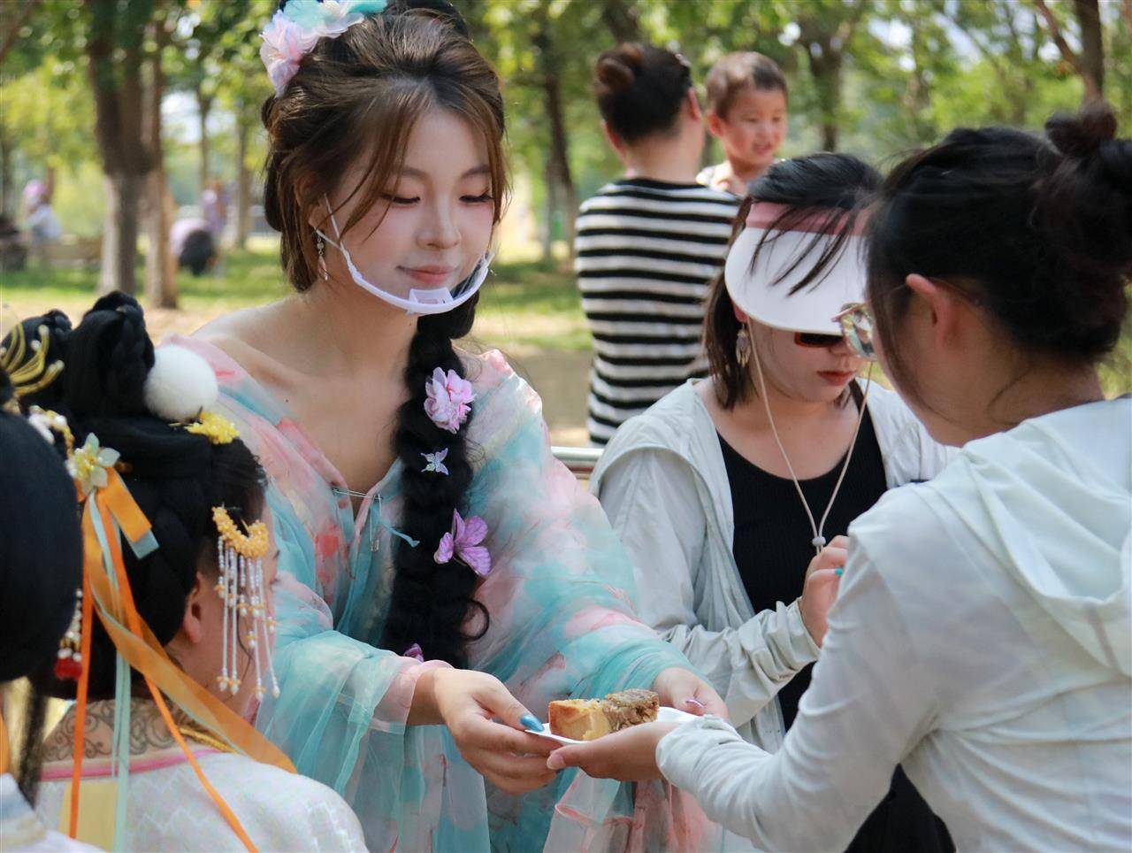 皇冠登3代理申请_重388斤皇冠登3代理申请!500人排队挑战超级大月饼