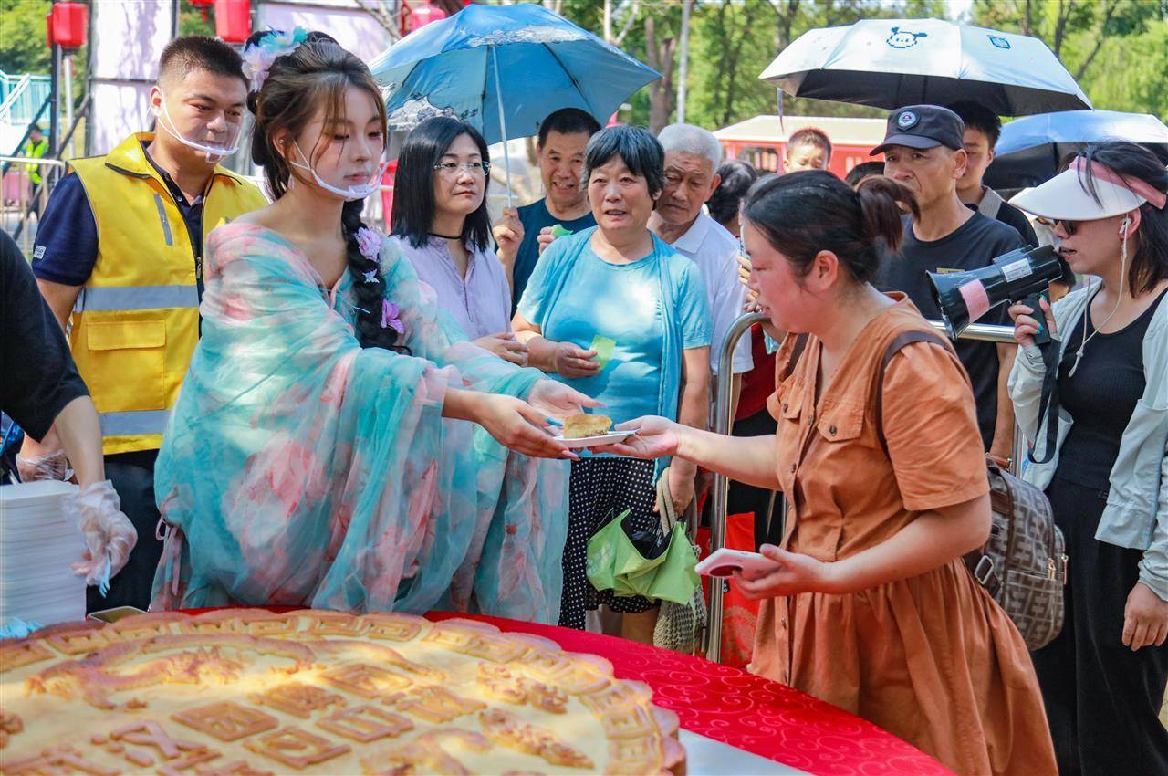 皇冠登3代理申请_重388斤皇冠登3代理申请!500人排队挑战超级大月饼