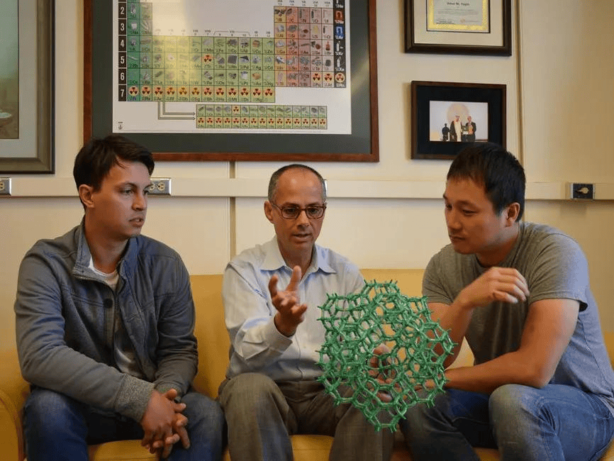 皇冠体育App下载_三名科学家获2025诺贝尔化学奖:皇冠体育App下载他们让沙漠空气也能“榨”出水