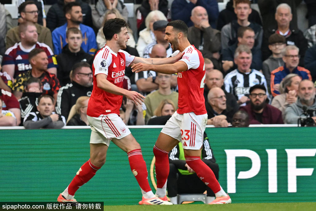 皇冠信用網登1_蜂王与狼王皇冠信用網登1！赛后曼联两大新援姆伯莫和库尼亚紧紧拥抱庆祝胜利