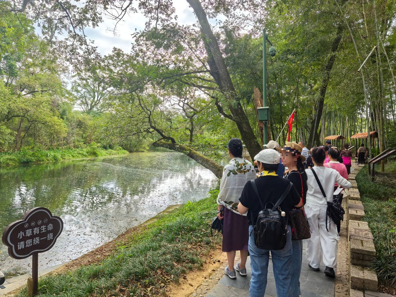 如何申请皇冠信用網_7小时“铁腚”大巴游老年团全纪录：不在家里做饭如何申请皇冠信用網，我出门就像打鸡血