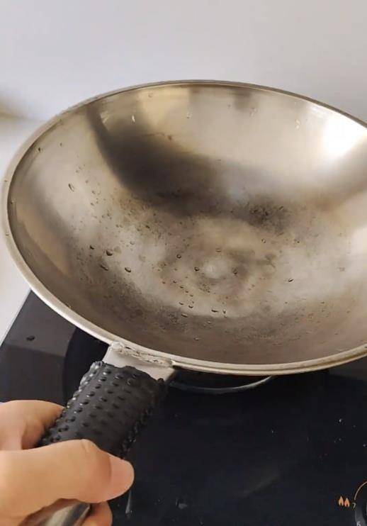 皇冠信用網代理申条件_铁锅用了二三十年仍不粘不锈皇冠信用網代理申条件，女子在线寻厂家想“再买一个”，厂家称已停产