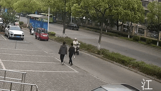 皇冠信用網会员开户
_事故频发皇冠信用網会员开户
!电动自行车“挡风被”到底该不该用?