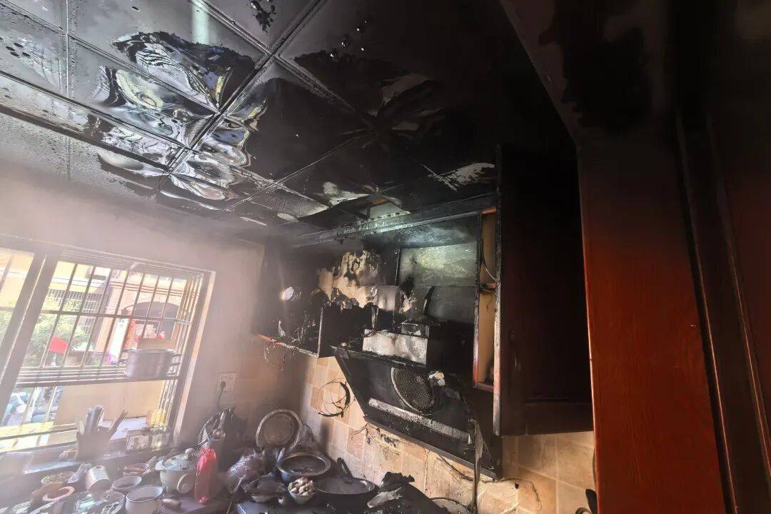 皇冠信用網代理申条件
_女子炖肉时出门领免费鸡蛋皇冠信用網代理申条件
,回家时傻眼:煤气灶、油烟机全被烧毁,损失超8000元