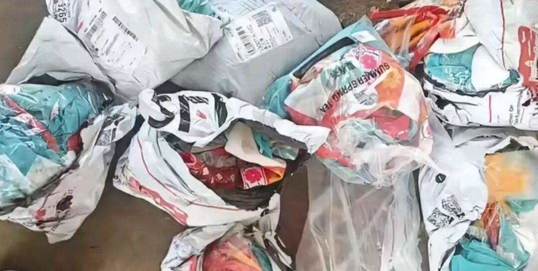 皇冠信用网代理登3_云南一高校学生表演后集体退演出服皇冠信用网代理登3，店主称衣物损坏有异味，校方：已启动调查