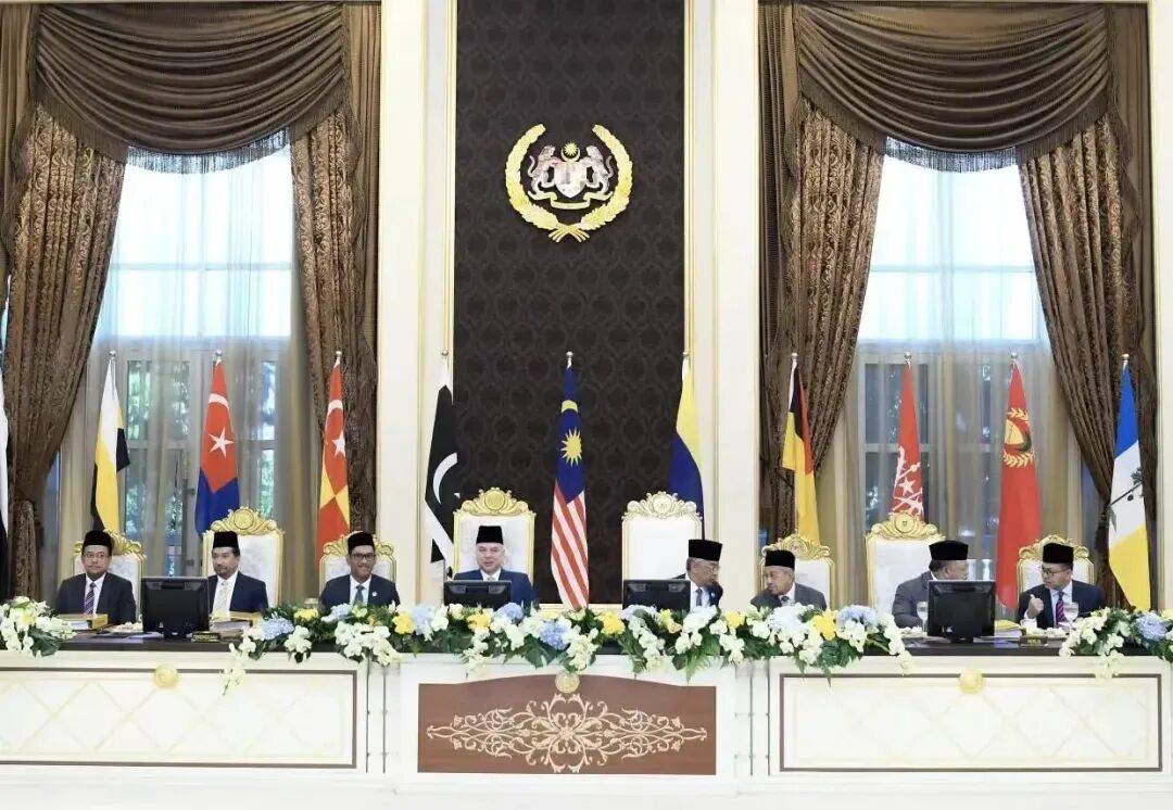 皇冠信用网登2_马来西亚华人被排挤但中文流利皇冠信用网登2,新加坡华人为何却主动抛弃中文?