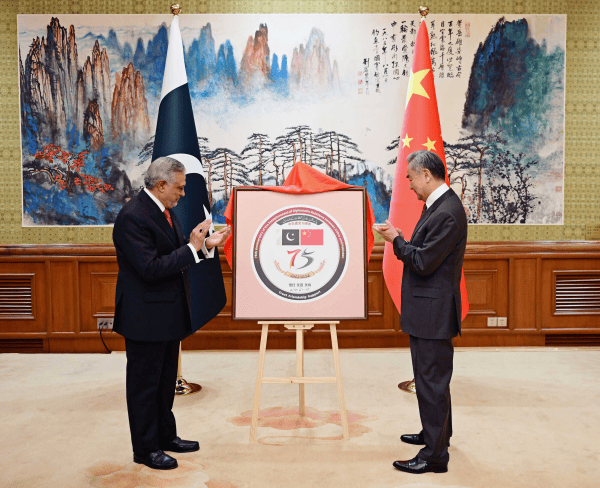 皇冠信用网平台出租_王毅：皇冠信用网平台出租我们从不认为哪一个国家可以充当国际警察