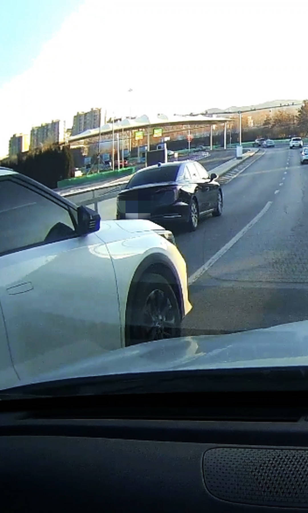 皇冠信用网代理_事发大连周水子机场二楼下桥道皇冠信用网代理,白色SUV强行并道险酿事故