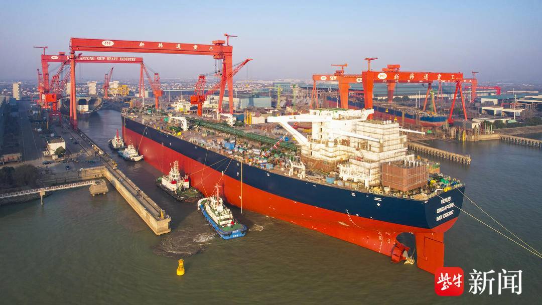怎么开通皇冠信用开户_长332.9米怎么开通皇冠信用开户,宽60米开门红!镇江史上最大新造船顺利出坞拖带