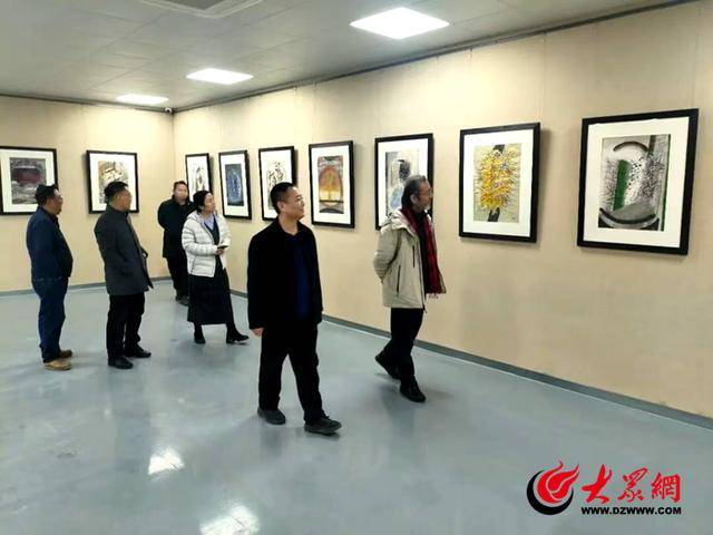 皇冠投注
_著名学者连辑到曹州书画院参观调研