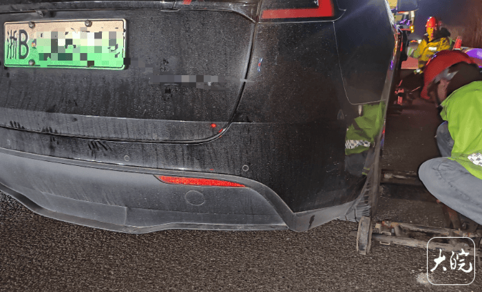 皇冠直播
_新能源汽车在高速上断电自动上锁皇冠直播
,一家5口被困车内报警求助,民警回应