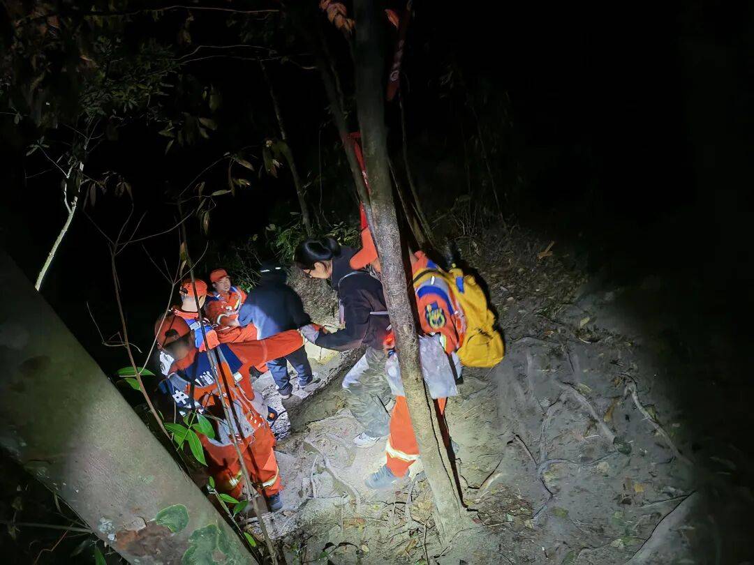 皇冠信用网需要押金吗_广东两女子体力不支皇冠信用网需要押金吗，被驴友抛弃荒野，遭遇惊魂一夜