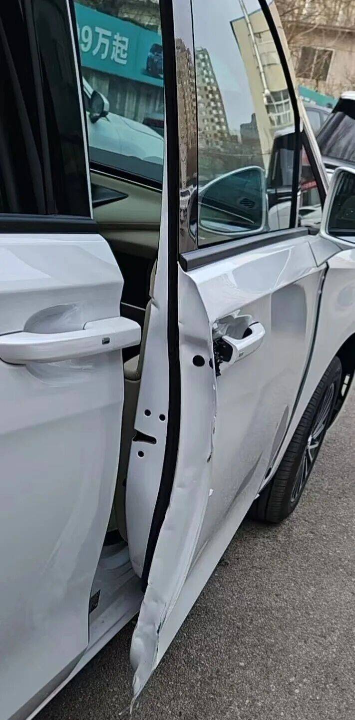 皇冠足球管理平台出租_新车买来6天皇冠足球管理平台出租,4S店销售员一个没注意撞了!贬值3.5万谁来承担?