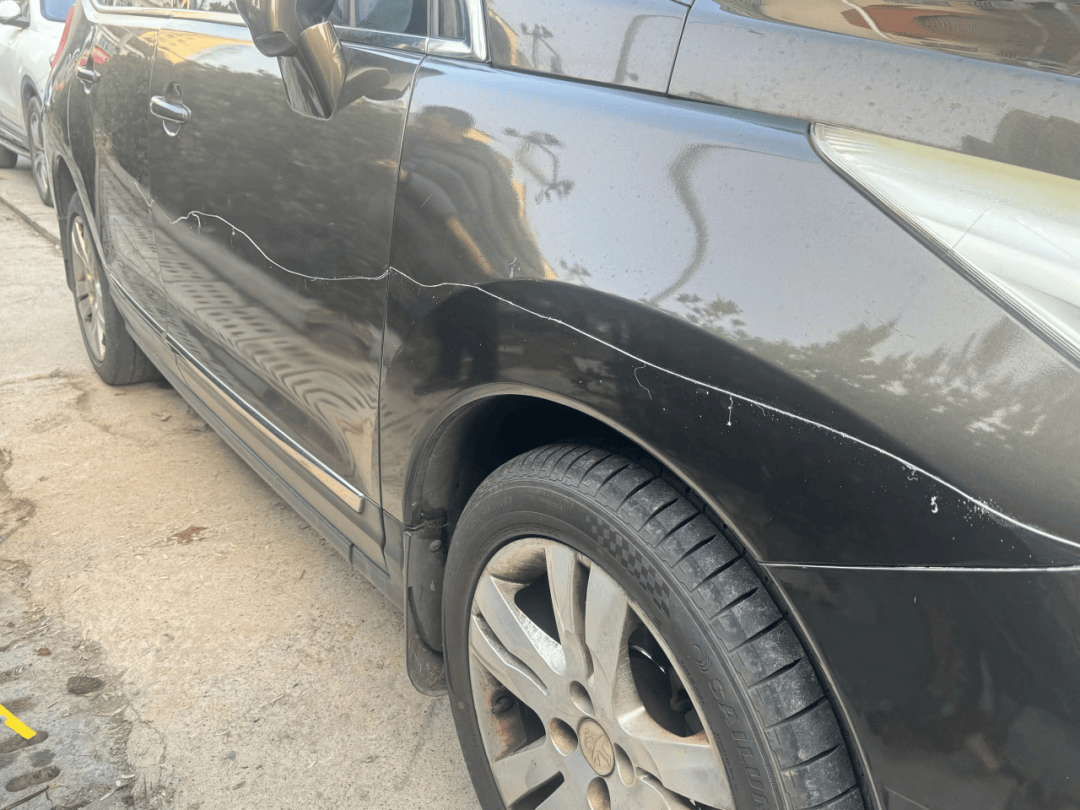 正版皇冠信用网_湖南益阳一老人用石头刮坏两辆车正版皇冠信用网，称影响其正常通行…