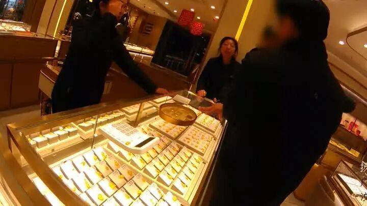 皇冠信用网会员注册_老人狂买26万元金条皇冠信用网会员注册!扬州一金店员工暗中报警