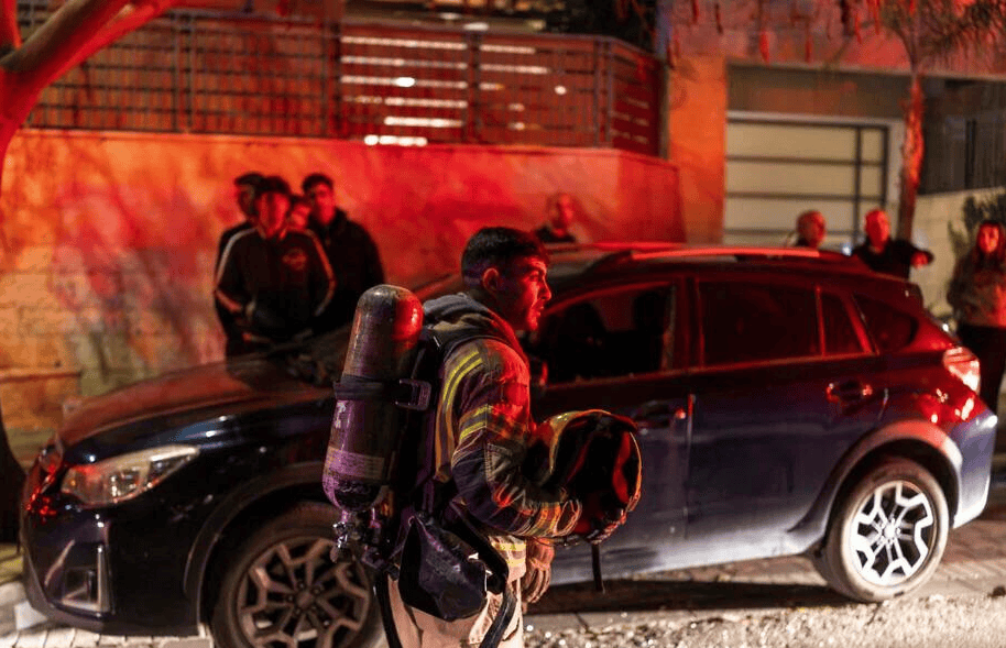 世界杯皇冠代理平台 _伊朗使用子母弹轰炸以色列世界杯皇冠代理平台 ，意图实施“斩首”，以媒拍到下落画面