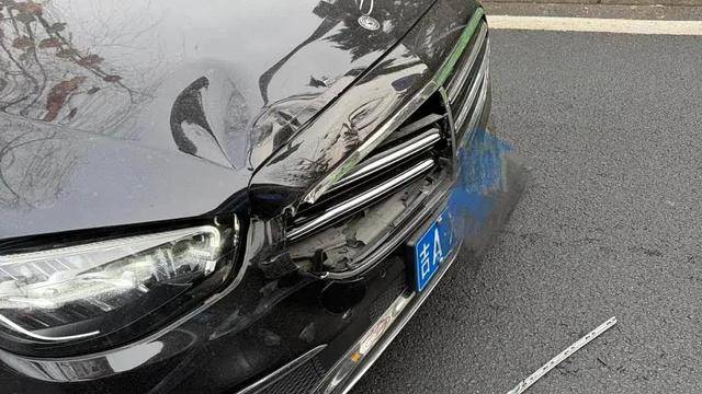 皇冠信用网注册开户_路虎1分钟8次别停奔驰引发事故皇冠信用网注册开户,警方认定却多次反转,奔驰维修加折旧损失近16万,无法走保险流程维权陷困