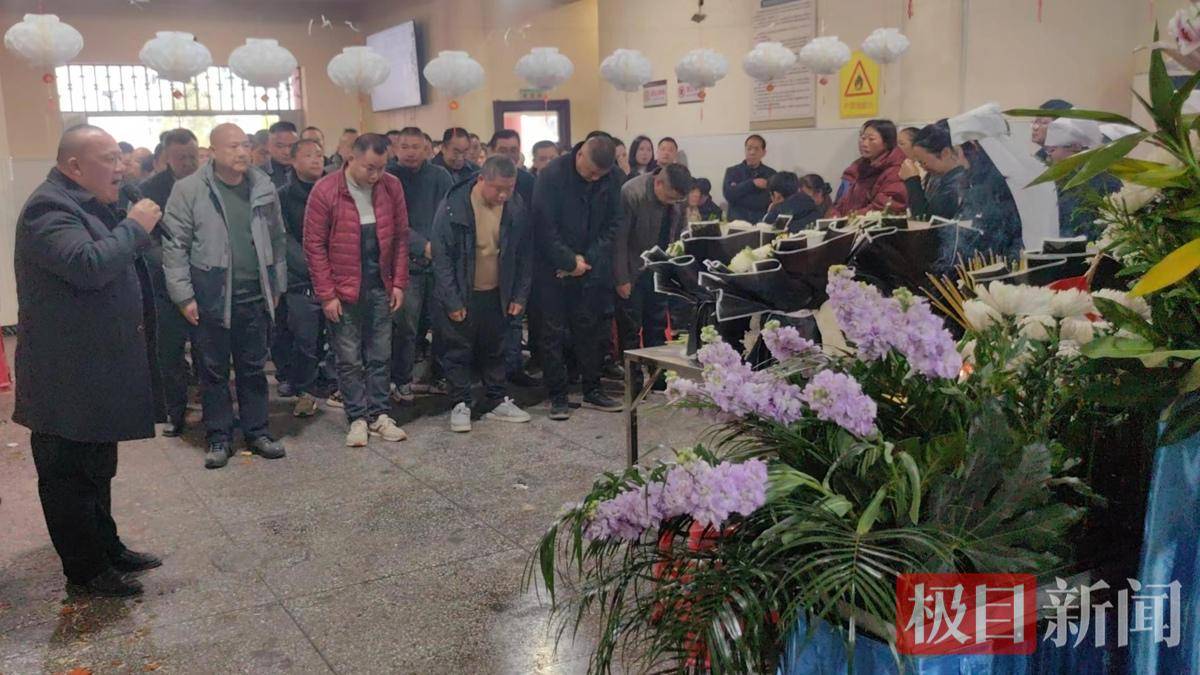 信用盘怎么注册_放弃几十万年收入返乡信用盘怎么注册,“倒贴钱”买车作公用,53岁“吉普书记”突然离世,200余民众自发送别